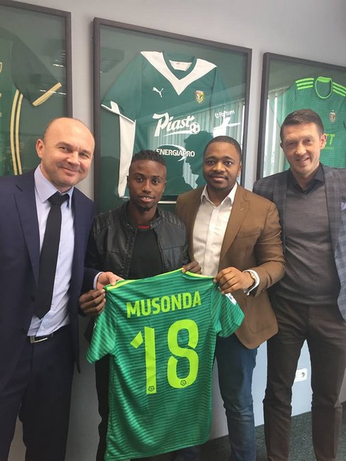 Wojciech Bochnak (po lewej) był odpowiedzialny m.in. za transfer Lubambo Musondy Wojciech Bochnak (po lewej) był odpowiedzialny m.in. za transfer Lubambo Musondy