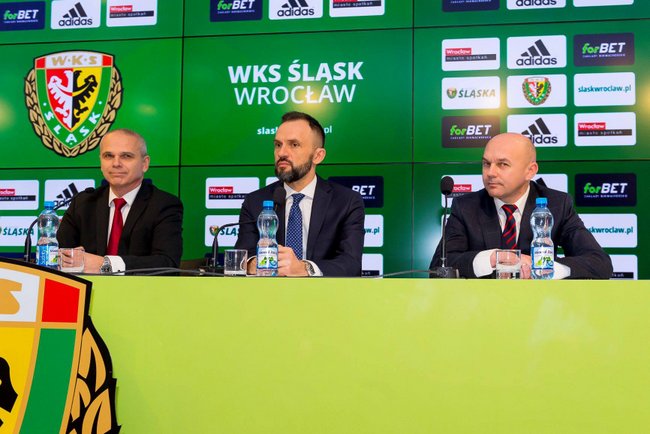 Od lewej: trener Śląska Vitezslav Lavicka, prezes WKS-u Piotr Waśniewski i wiceprezes Wojciech Bochnak Od lewej: trener Śląska Vitezslav Lavicka, prezes WKS-u Piotr Waśniewski i wiceprezes Wojciech Bochnak
