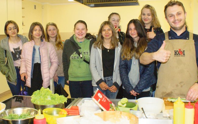 Kucharz to najciekawszy zawód świata, tak przynajmniej uważają... kucharze Kucharz to najciekawszy zawód świata, tak przynajmniej uważają... kucharze