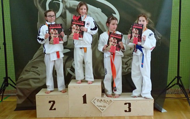 Zawodniczki z Borowa na podium Zawodniczki z Borowa na podium