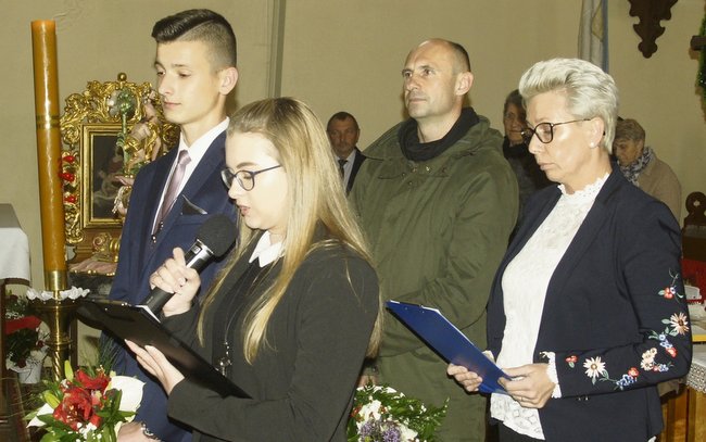 arcypasterza Młodzież i rodzice przyjmujących sakrament powitali arcypasterza