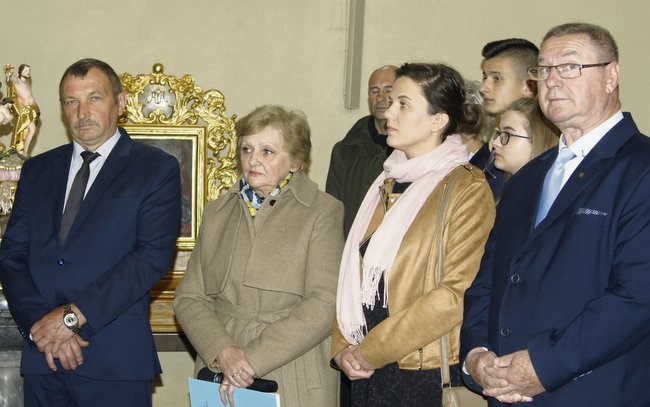 Ekscelencję ks. abp. Józefa Kupnego przywitali (patrząc od lewej): Marek Kasprzyszak, Leokadia Pawliszak, Małgorzata Kaczmarek i Edward Tracz Ekscelencję ks. abp. Józefa Kupnego przywitali (patrząc od lewej): Marek Kasprzyszak, Leokadia Pawliszak, Małgorzata Kaczmarek i Edward Tracz