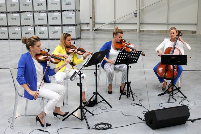 O wyjątkową oprawę muzyczną zadbał kwartet smyczkowy Neon String Quartet O wyjątkową oprawę muzyczną zadbał kwartet smyczkowy Neon String Quartet