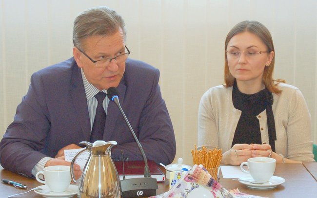 - Nie ja panu odpisywałem i nie ze mną były te ustalenia - powiedział wójt Andrzej Łuczak. Obok sekretarz Urszula-Iżykowska Mroczko - Nie ja panu odpisywałem i nie ze mną były te ustalenia - powiedział wójt Andrzej Łuczak. Obok sekretarz Urszula-Iżykowska Mroczko