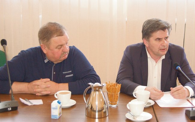 - Nie będę zbierał cięgów za waszych radnych. Przede wszystkim ich spowiadajcie - powiedział wicestarosta Aleksander Ziółkowski (z prawej). Obok radny powiatowy Ludwik Hrycak - Nie będę zbierał cięgów za waszych radnych. Przede wszystkim ich spowiadajcie - powiedział wicestarosta Aleksander Ziółkowski (z prawej). Obok radny powiatowy Ludwik Hrycak