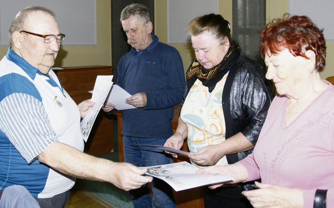 Jerzy Rak, ustępujący prezes ROD „Wyzwolenie” (z lewej), wręczył dyplomy wyróżniającym się działkowcom Jerzy Rak, ustępujący prezes ROD „Wyzwolenie” (z lewej), wręczył dyplomy wyróżniającym się działkowcom