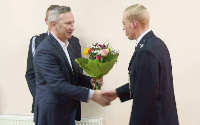 Wójt Tomasz Gracz (z lewej) dziękuje strażakowi Denisowi Tomalukowi