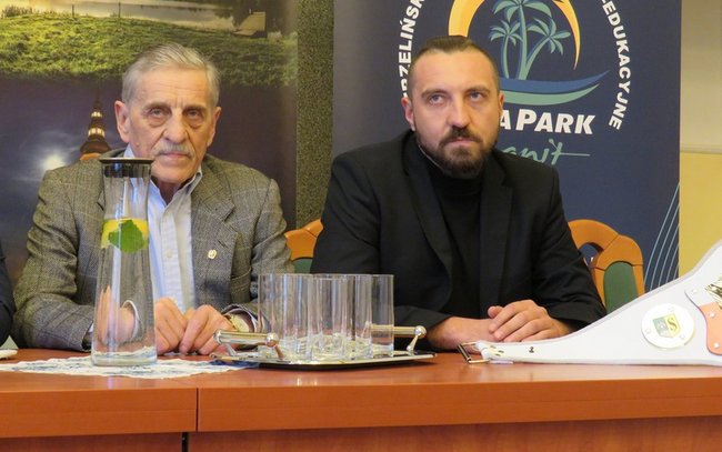 - W reprezentacji Polski wystąpią zawodnicy klubów: Jaskinia Lwa, Boxing Klub Strzelin oraz Odra Opole - mówił Kamil Jaszczyszyn (po prawej). - Cieszę się, że boks wraca do korzeni, wraca na strzelińską ziemię - dodał Franciszek Jaszczyszyn - W reprezentacji Polski wystąpią zawodnicy klubów: Jaskinia Lwa, Boxing Klub Strzelin oraz Odra Opole - mówił Kamil Jaszczyszyn (po prawej). - Cieszę się, że boks wraca do korzeni, wraca na strzelińską ziemię - dodał Franciszek Jaszczyszyn