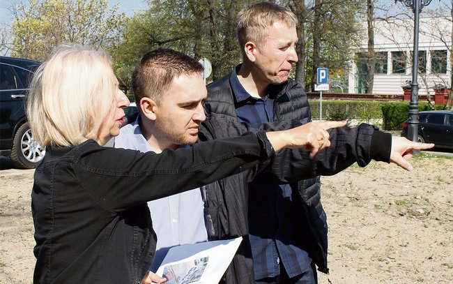 Na pytania odpowiadali Artur Iwan i Jakub Litwin  z UMiG Strzelin (od prawej). Obok mieszkanka  Krystyna Prószyńska