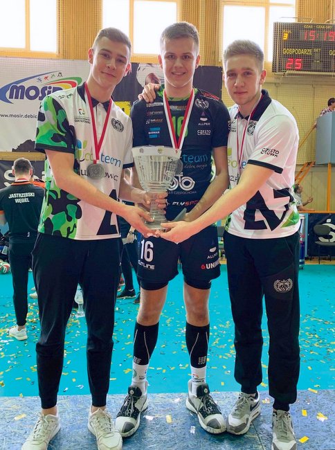 Jakub Kamiński (w środku) z kolejnym pucharem do kolekcji Jakub Kamiński (w środku) z kolejnym pucharem do kolekcji