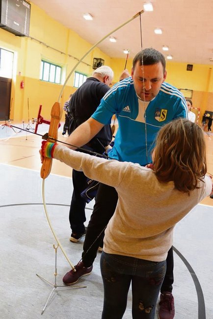 Trener Łukasz Cisek dokładnie objaśniał, jak należy obchodzić się z łukiem Trener Łukasz Cisek dokładnie objaśniał, jak należy obchodzić się z łukiem