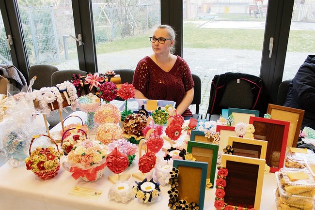 Ewelina Kubisz z Gościęcic wykonuje ozdoby wyrabiane ze wstążek Ewelina Kubisz z Gościęcic wykonuje ozdoby wyrabiane ze wstążek