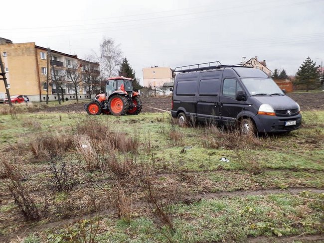 Właściciel posesji potrzebował traktora, aby wyciągnąć samochód budowlańców