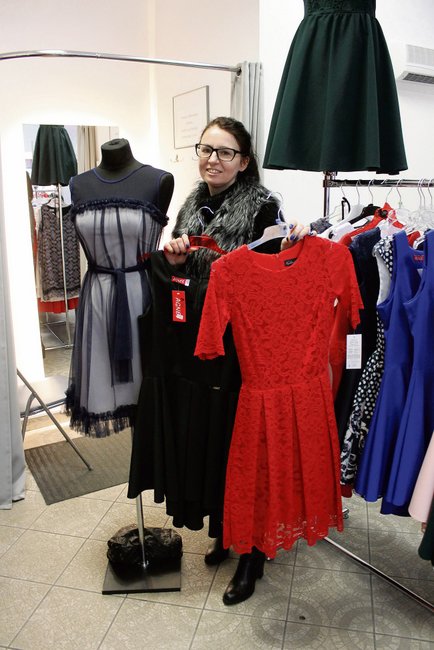 - W tym roku, szczególnie jeśli chodzi o studniówki, dominuje kolor czerwony - mówiła Edyta Kuriata ze sklepu Ptak Moda - W tym roku, szczególnie jeśli chodzi o studniówki, dominuje kolor czerwony - mówiła Edyta Kuriata ze sklepu Ptak Moda
