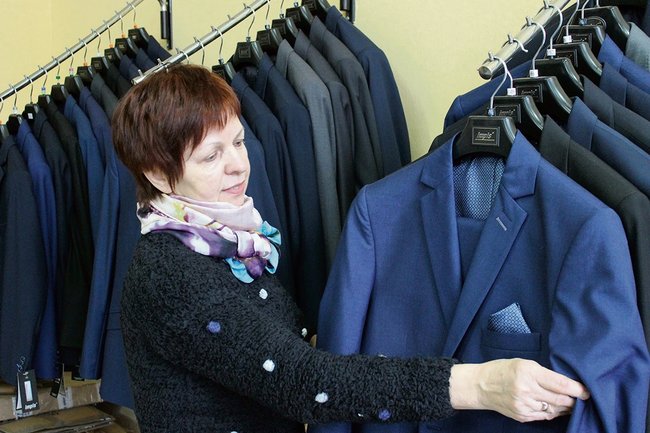 Jak poinformowała Danuta Muraszew ze sklepu Artur, modne są granatowe garnitury i muchy Jak poinformowała Danuta Muraszew ze sklepu Artur, modne są granatowe garnitury i muchy
