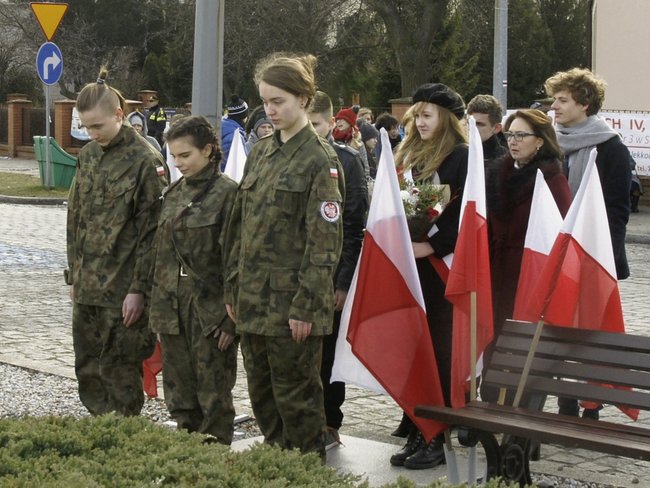 Hołd Sybirakom oddali uczniowie strzelińskich szkół Hołd Sybirakom oddali uczniowie strzelińskich szkół