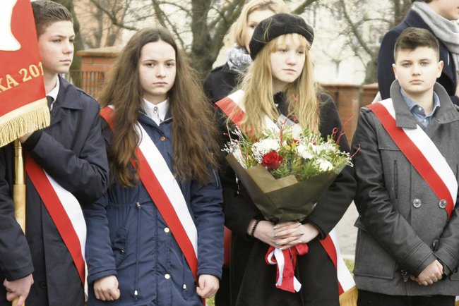 W uroczystościach wzięły udział poczty sztandarowe strzelińskich szkół