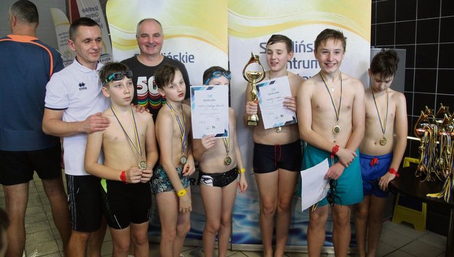 Uczniowie z Białego Kościoła z okazałym pucharem Uczniowie z Białego Kościoła z okazałym pucharem