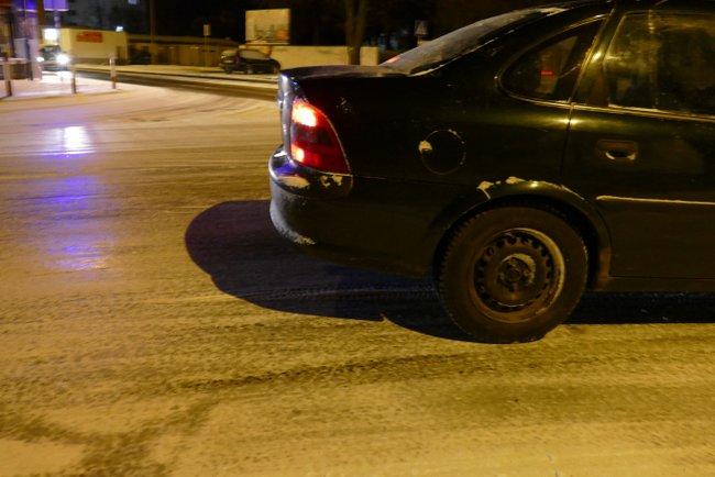 Drogi, które po opadach śniegu zamieniają się w lodowiska, są u nas normą. Zanim z problemem uporają się służby, mija przeważnie kilka godzin Drogi, które po opadach śniegu zamieniają się w lodowiska, są u nas normą. Zanim z problemem uporają się służby, mija przeważnie kilka godzin