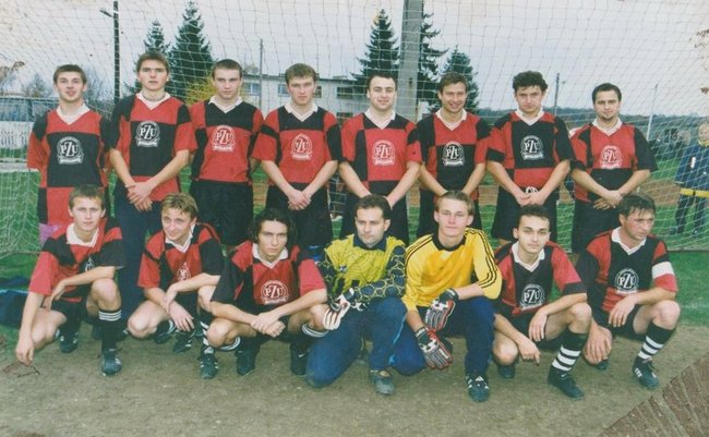 Paweł już w młodym wieku grał z seniorami. Na zdjęciu drużyna Ogniska, a Kubat trzeci od prawej w dolnym rzędzie Paweł już w młodym wieku grał z seniorami. Na zdjęciu drużyna Ogniska, a Kubat trzeci od prawej w dolnym rzędzie