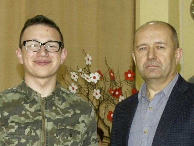 Dyrektor Robert Kozuń i Adam Turkiewicz, najlepszy uczeń w roku szkolnym 2017/18