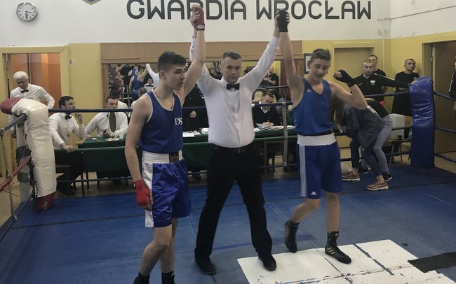 Łukasz Augustyniak (po lewej) stoczył bój z doświadczonym rywalem Łukasz Augustyniak (po lewej) stoczył bój z doświadczonym rywalem