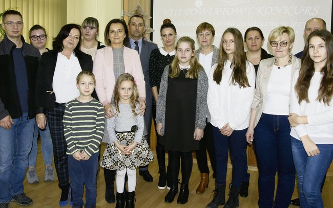Laureaci i organizatorzy konkursu na wspólnym zdjęciu. Niestety, nie wszyscy nagrodzeni uczestniczyli w uroczystości Laureaci i organizatorzy konkursu na wspólnym zdjęciu. Niestety, nie wszyscy nagrodzeni uczestniczyli w uroczystości