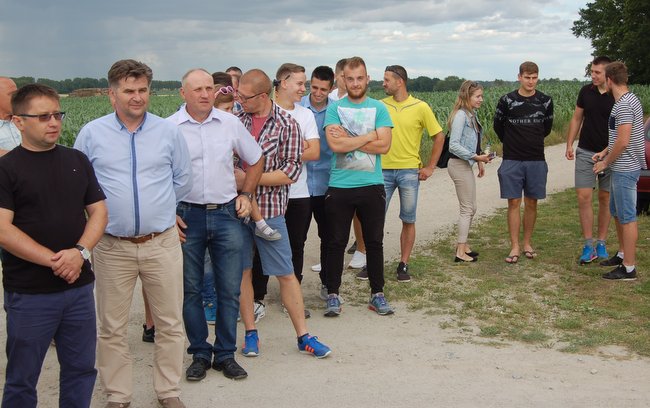 Pamięć zmarłego uczcili lokalni samorządowcy oraz miłośnicy sportu