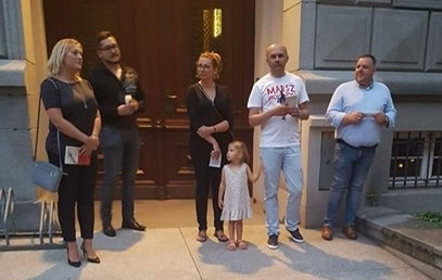 Podczas pokojowej manifestacji przemawiali (od prawej): Norbert Raba, Wojciech Bochnak, Anna Horodyska, Damian Serwicki i Dorota Pawnuk. Zdjęcie z profilu facebookowego Wojciecha Bochnaka Podczas pokojowej manifestacji przemawiali (od prawej): Norbert Raba, Wojciech Bochnak, Anna Horodyska, Damian Serwicki i Dorota Pawnuk. Zdjęcie z profilu facebookowego Wojciecha Bochnaka