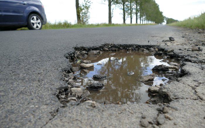 Z początkiem lipca zaczną znikać dziury na drodze  Strzelin - Przeworno...