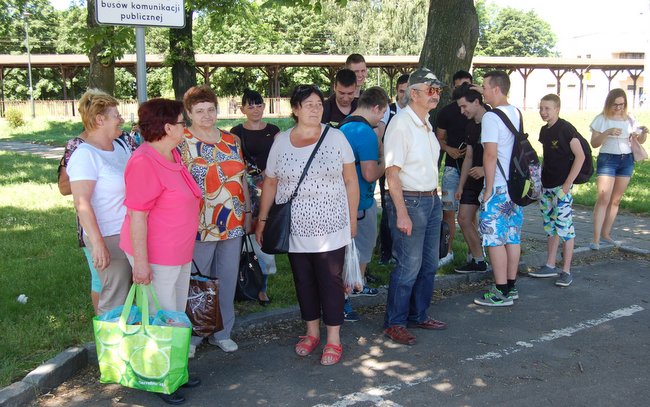 Podróżni narzekają na brak ławeczek w okolicy parkingu dla busów nieopodal marketu ,,Mrówka”