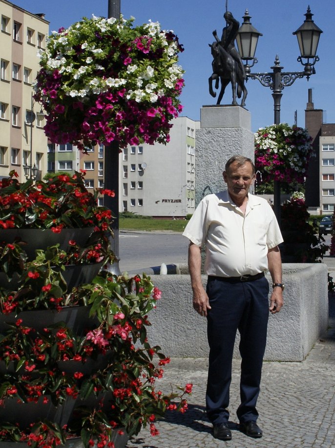 Strzelińki Rynek to jedno z najbardziej ukwieconych miejsc w Strzelinie. Na zdjęciu Ryszard Piestrak, p.o. kierownika CUKiT-u