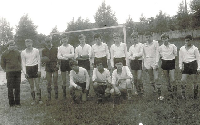 Juniorzy Ogniska, rok 1970. Na zdjęciu od lewej: Andrzej Sobczak (trener), Adam Rospondek, Marek Burek, Jerzy Smoleń, Ryszard Bujak, Wojciech Leja, Mariusz Król, Jan Kubat, Jerzy Wójcik, Krzysztof Litwin, Mieczysław Hrycak. Rząd dolny od lewej: Jerzy Krzemieniecki, Leszek Kucharki i Zygmunt Hamrowicz 