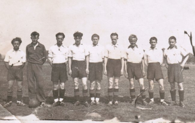 Lata 50. Tymczasowe boisko przy stacji kolejowej, na łąkach pegeerowskich. Na zdjęciu od lewej: Kazimierz Krzemieniecki, Bronisław Litwin, Kazimierz Barabach z Cierpic, Adam Bąk, Stefan Bak, Zygfryd Smoleń, Roger Ryś, Kazimierz Szałagan, Kazimierz Nahajło Lata 50. Tymczasowe boisko przy stacji kolejowej, na łąkach pegeerowskich. Na zdjęciu od lewej: Kazimierz Krzemieniecki, Bronisław Litwin, Kazimierz Barabach z Cierpic, Adam Bąk, Stefan Bak, Zygfryd Smoleń, Roger Ryś, Kazimierz Szałagan, Kazimierz Nahajło