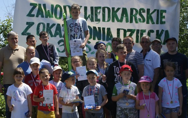 Wspólne zdjęcie zwycięzców, uczestników i organizatorów zawodów