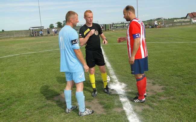 Powitanie kapitanów BKS-u i Olimpii z arbitrem Powitanie kapitanów BKS-u i Olimpii z arbitrem