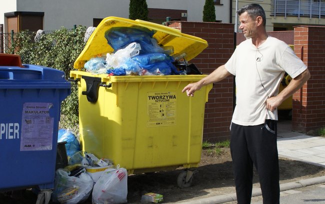 - Dziś nie wygląda to najgorzej, ale zwykle wokół pojemników walają się sterty cudzych śmieci - powiedział pan Ryszard