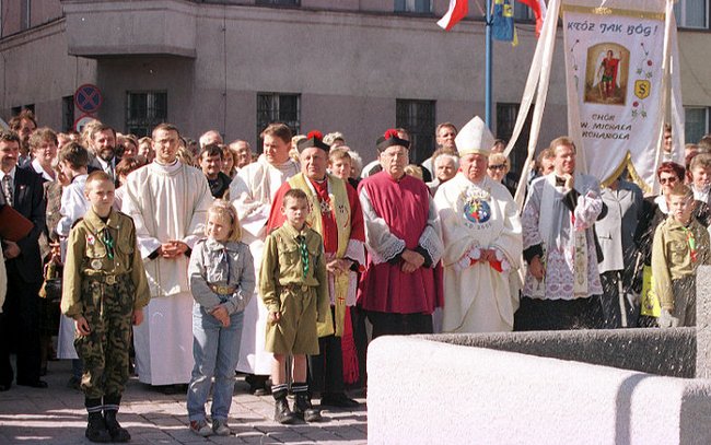 Tłumy strzelinian uczestniczyły w uroczystości odsłonięcia strzelca. Foto: Zb. Kazimierowicz