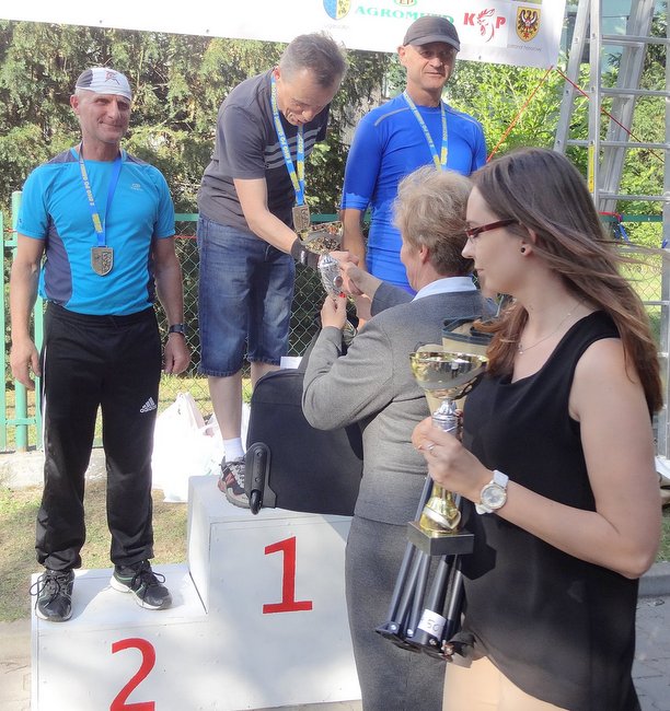 Wiesław Hrydczuk (z lewej) na II stopniu podium