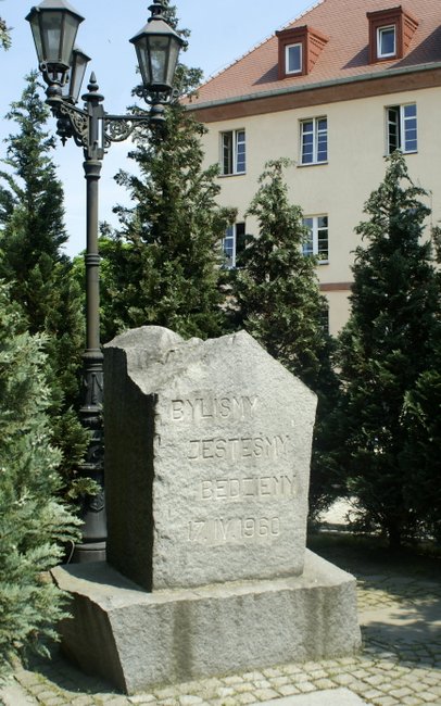 Obelisk na skwerze ustąpił miejsca Pomnikowi Żołnierza. Został przeniesiony zaledwie kilkadziesiąt metrów dalej...