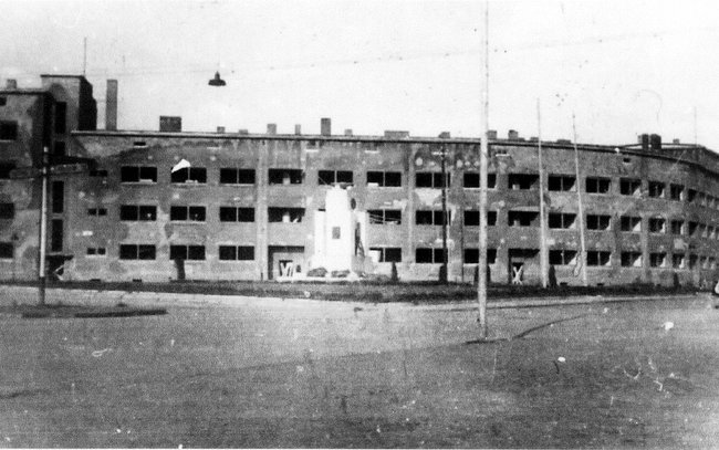 Plac 1-Maja w Strzelinie. Budynek „okrąglaka” wypalony w marcu 1945r. Na środku  pomnik gen. Karola Świerczewskiego, odsłonięty 29 sierpnia 1948r.