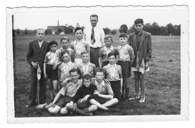Na zdjęciu klasowym z 1951 roku Józef Barabach (miał wówczas 13 lat) i koledzy z Ogniska, z nauczycielem panem Nowickim. Na koszulkach widać okrągłe emblematy LZS. Od lewej: pierwszy - Stanisław Bubel, trzeci - Edek Szuba, zaraz poniżej Mieczysław Barabach, w górnym rzędzie czwarty - Józef Barabach. Na dole Zbigniew Janowski (z lewej) i Tadeusz Król (z prawej) Na zdjęciu klasowym z 1951 roku Józef Barabach (miał wówczas 13 lat) i koledzy z Ogniska, z nauczycielem panem Nowickim. Na koszulkach widać okrągłe emblematy LZS. Od lewej: pierwszy - Stanisław Bubel, trzeci - Edek Szuba, zaraz poniżej Mieczysław Barabach, w górnym rzędzie czwarty - Józef Barabach. Na dole Zbigniew Janowski (z lewej) i Tadeusz Król (z prawej)