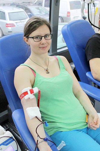 - Krew to dar, zawsze może być potrzebna i dlatego oddaje ją już od dawna – powiedziała Aleksandra Wrona, mieszkanka Strzelina - Krew to dar, zawsze może być potrzebna i dlatego oddaje ją już od dawna – powiedziała Aleksandra Wrona, mieszkanka Strzelina