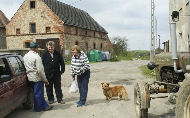 Po prawej Barbara Chłoń, nasza przewodniczka po dawnych Wyszonowicach