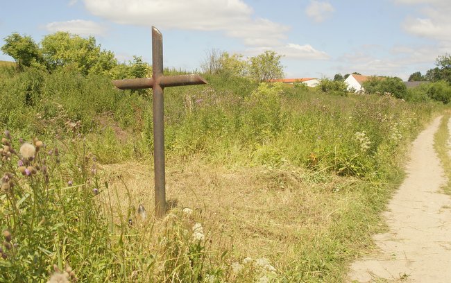 Pod tym krzyżem leży Jasiek, który doczekał końca wojny, ale ani dnia dłużej