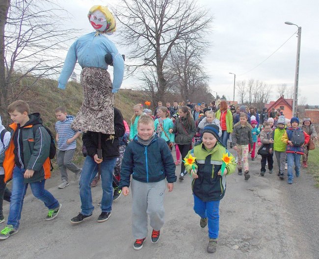 Nieodłącznym elementem wiosennego pochodu była marzanna 