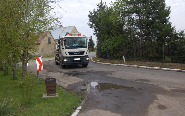 Uciążliwością dla Pławnej są przejazdy samochodów ciężarowych, które zagrażają bezpieczeństwu i degradują drogi