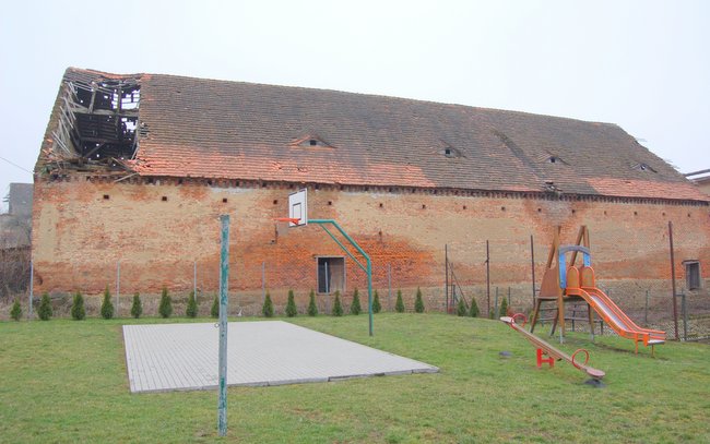 Stodoła koło placu zabaw w Czerwieńcu grozi zawaleniem