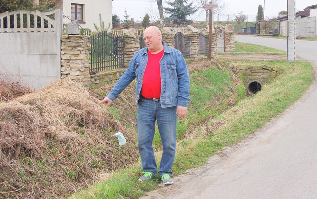  - Matki spacerują z wózkami. Po obu stronach mamy rowy. Gdzie te panie mają uciec, jeżeli z naprzeciwka jedzie tir i mija się z dużym ciągnikiem? - pytał sołtys