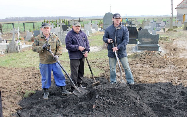 - Nic nie zrobiliśmy nielegalnie - przekonywał sołtys Mariusz Godek (z prawej). - Metr od ziemi pniak jest zdrowy, a reszta to próchno - dodał Waldemar Rogiński (z lewej)